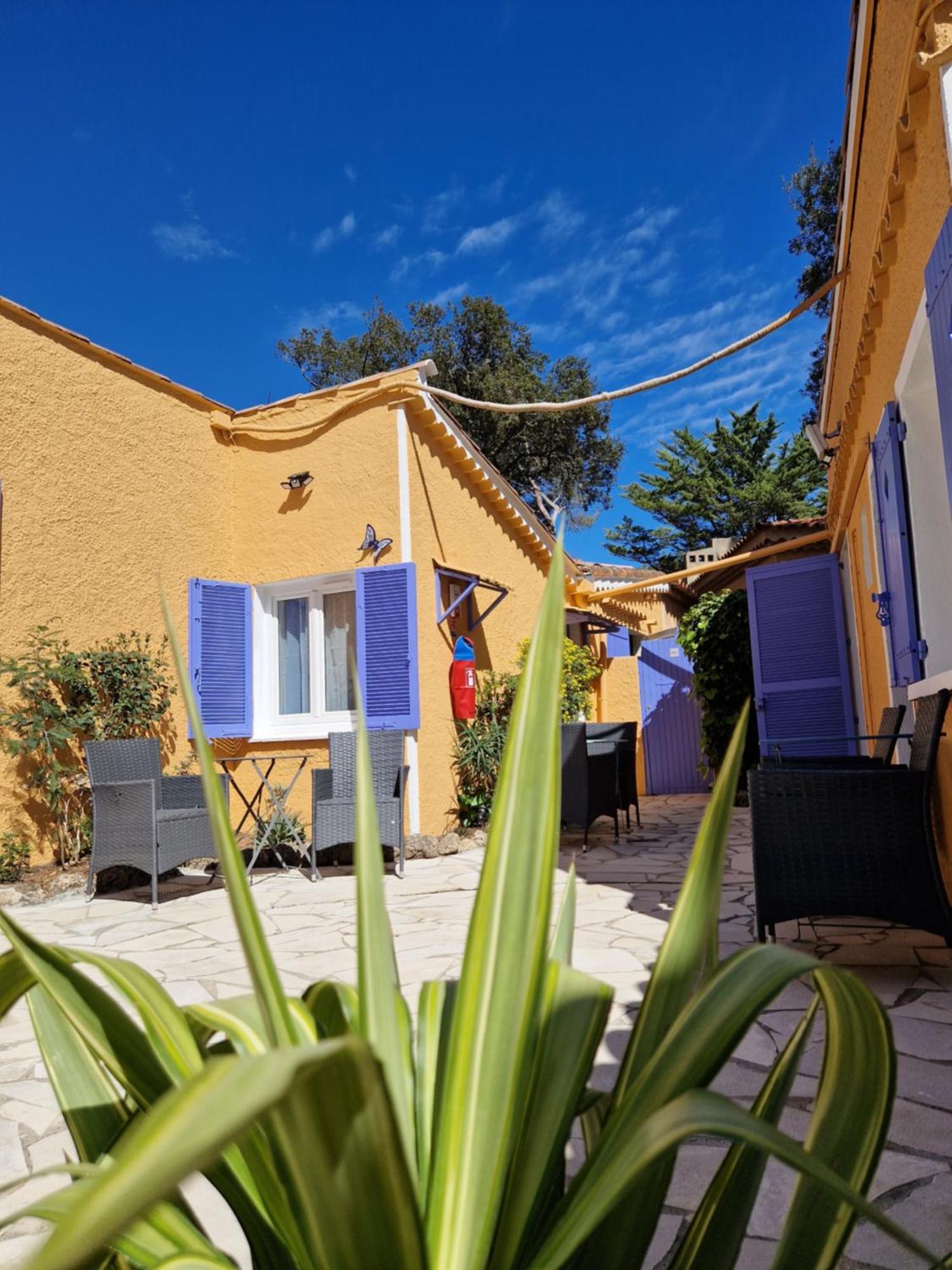 Le Cosy Hotel Saint Aygulf Exterior photo