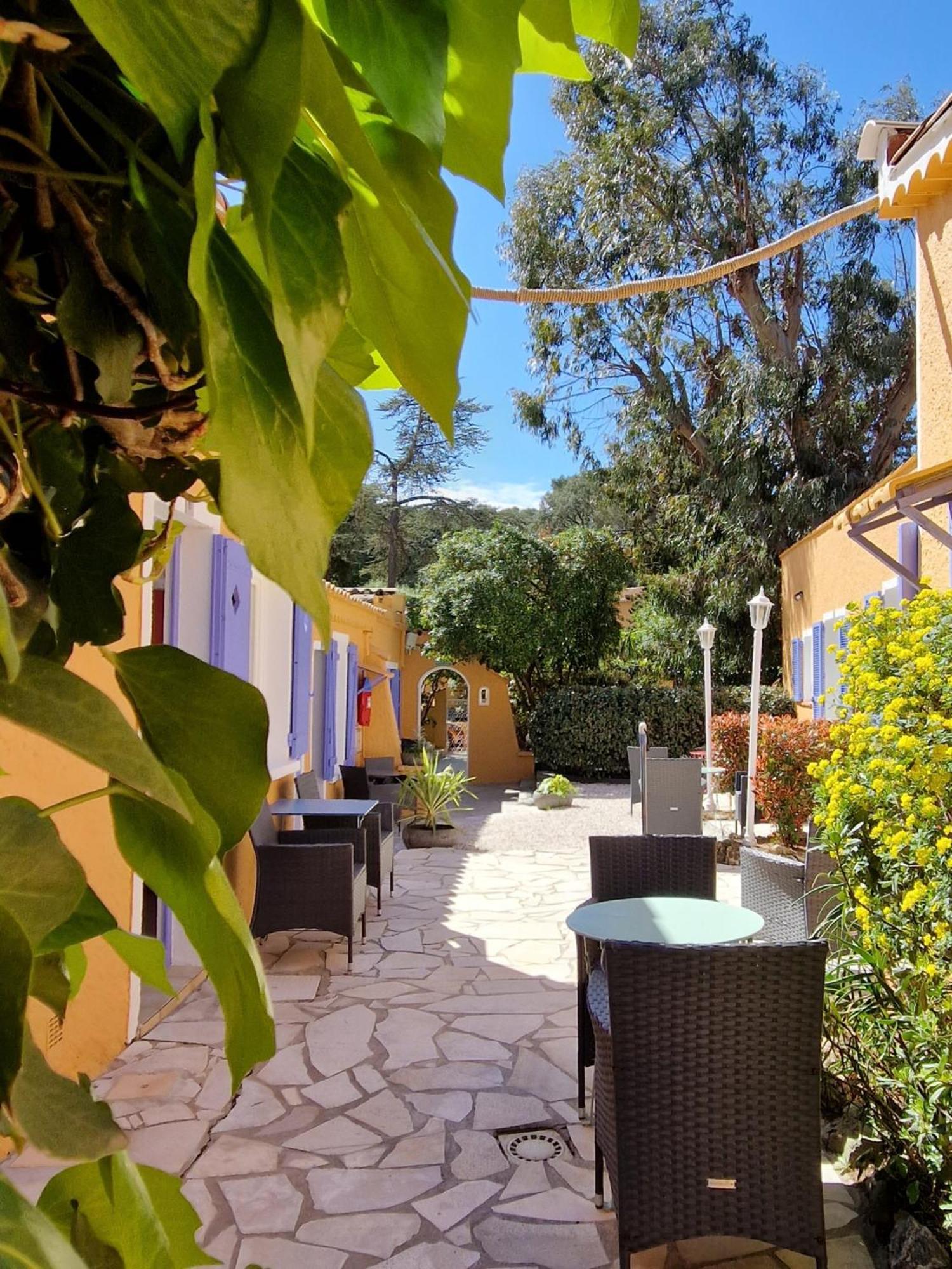 Le Cosy Hotel Saint Aygulf Exterior photo