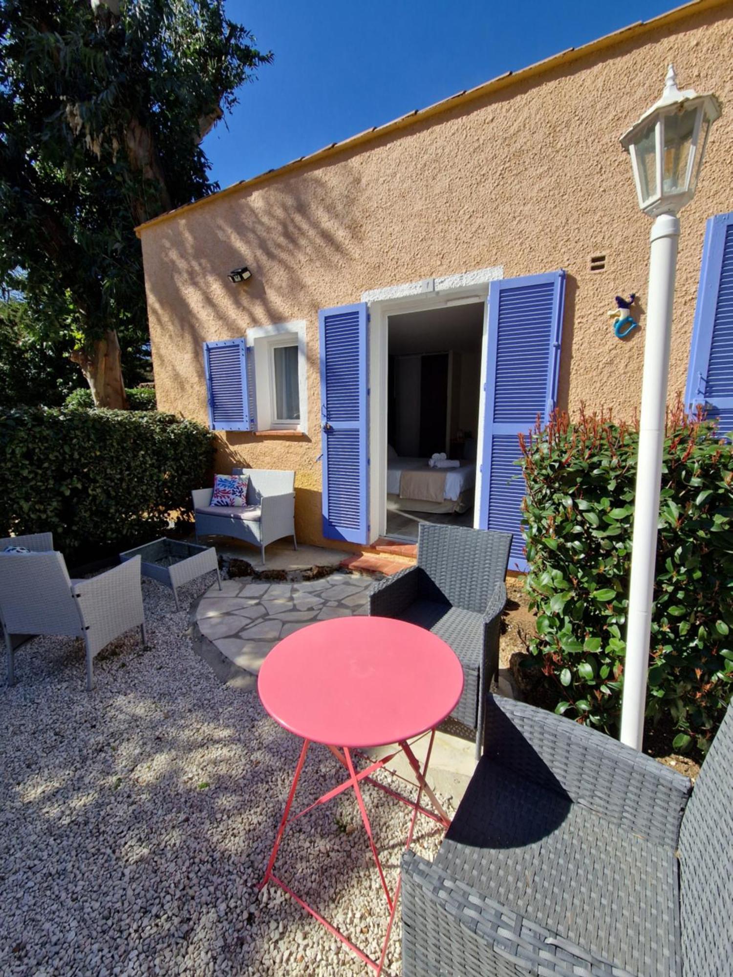 Le Cosy Hotel Saint Aygulf Exterior photo