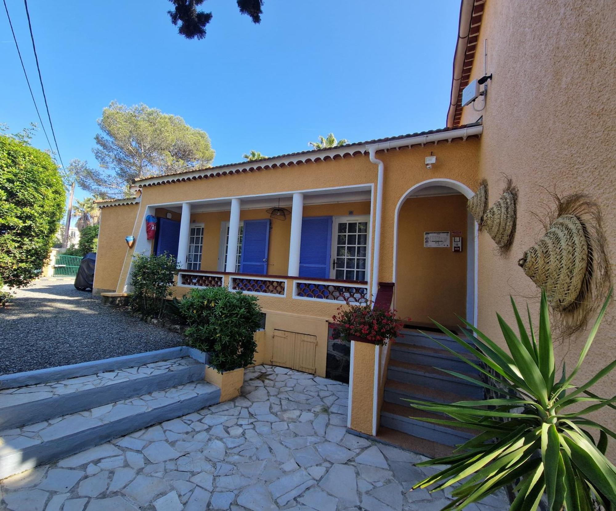 Le Cosy Hotel Saint Aygulf Exterior photo
