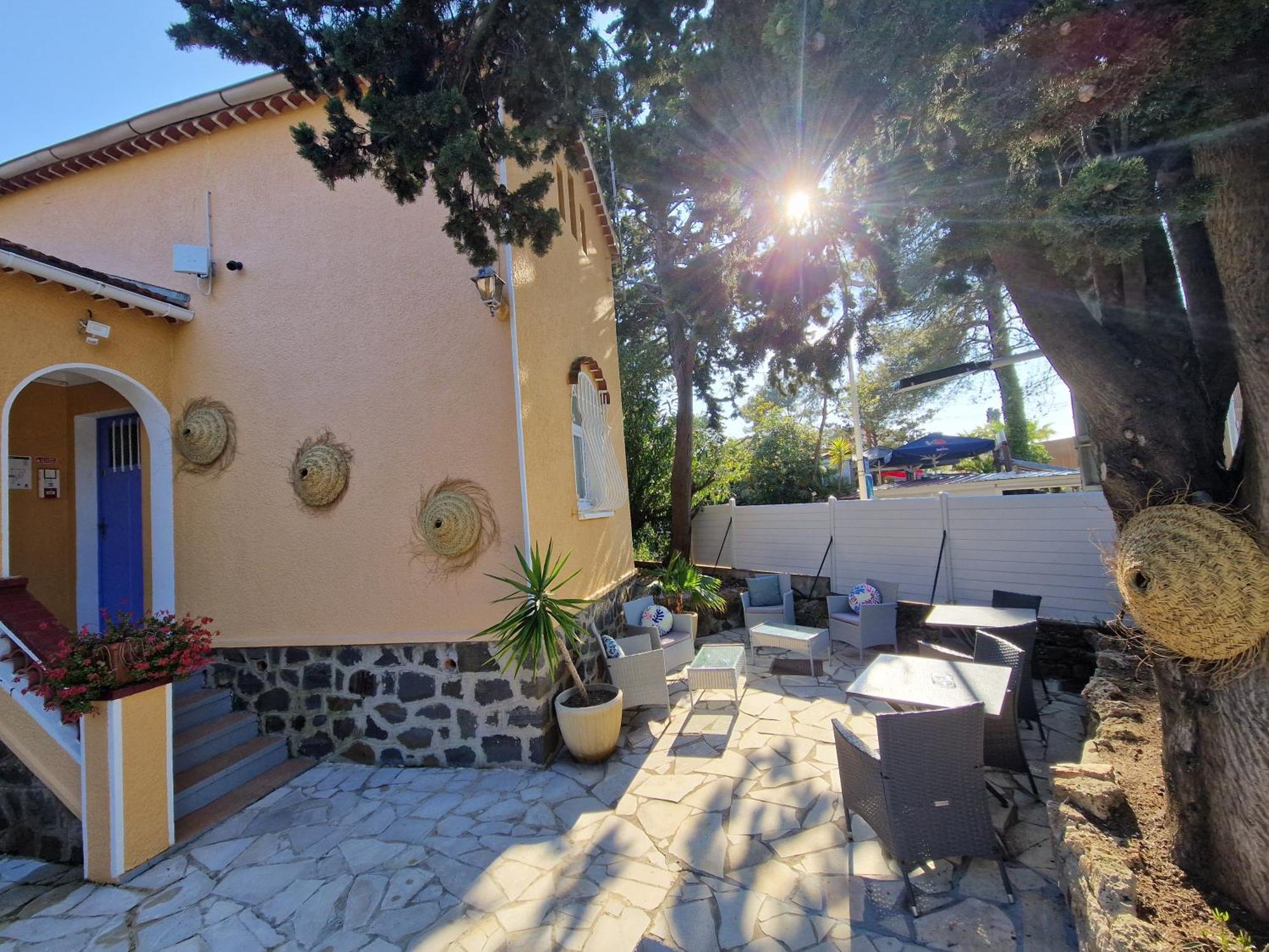 Le Cosy Hotel Saint Aygulf Exterior photo