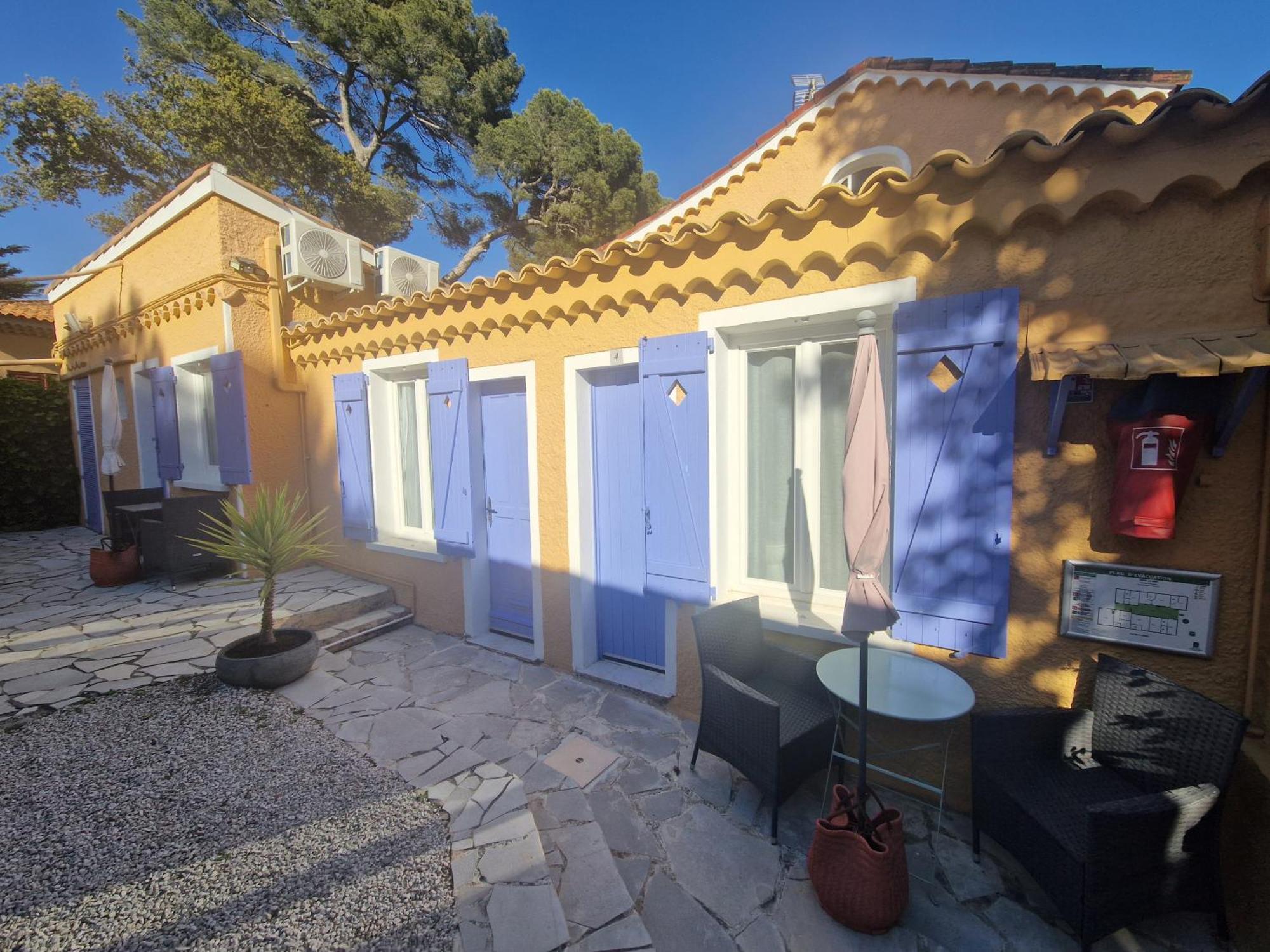 Le Cosy Hotel Saint Aygulf Exterior photo