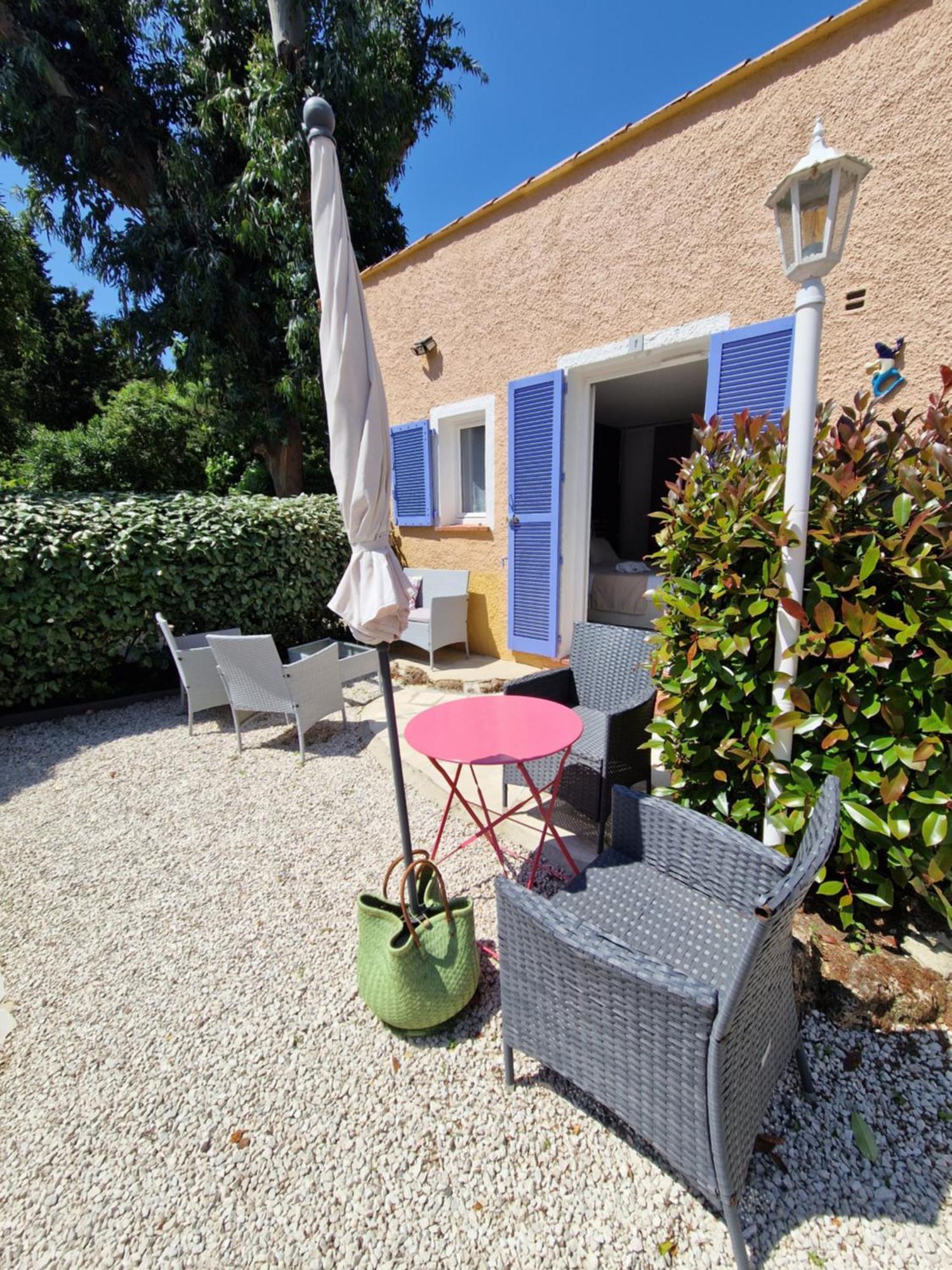 Le Cosy Hotel Saint Aygulf Exterior photo