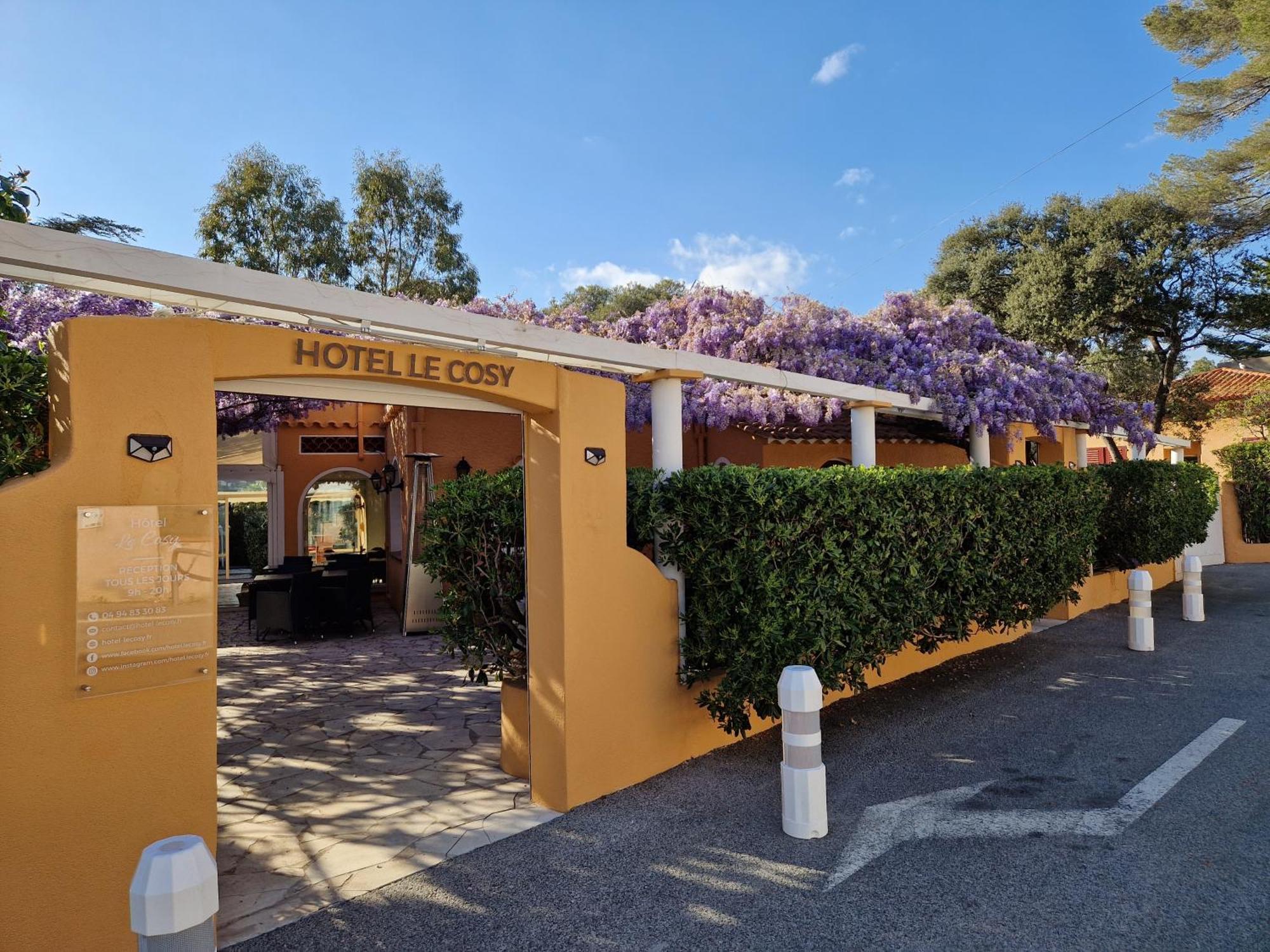 Le Cosy Hotel Saint Aygulf Exterior photo