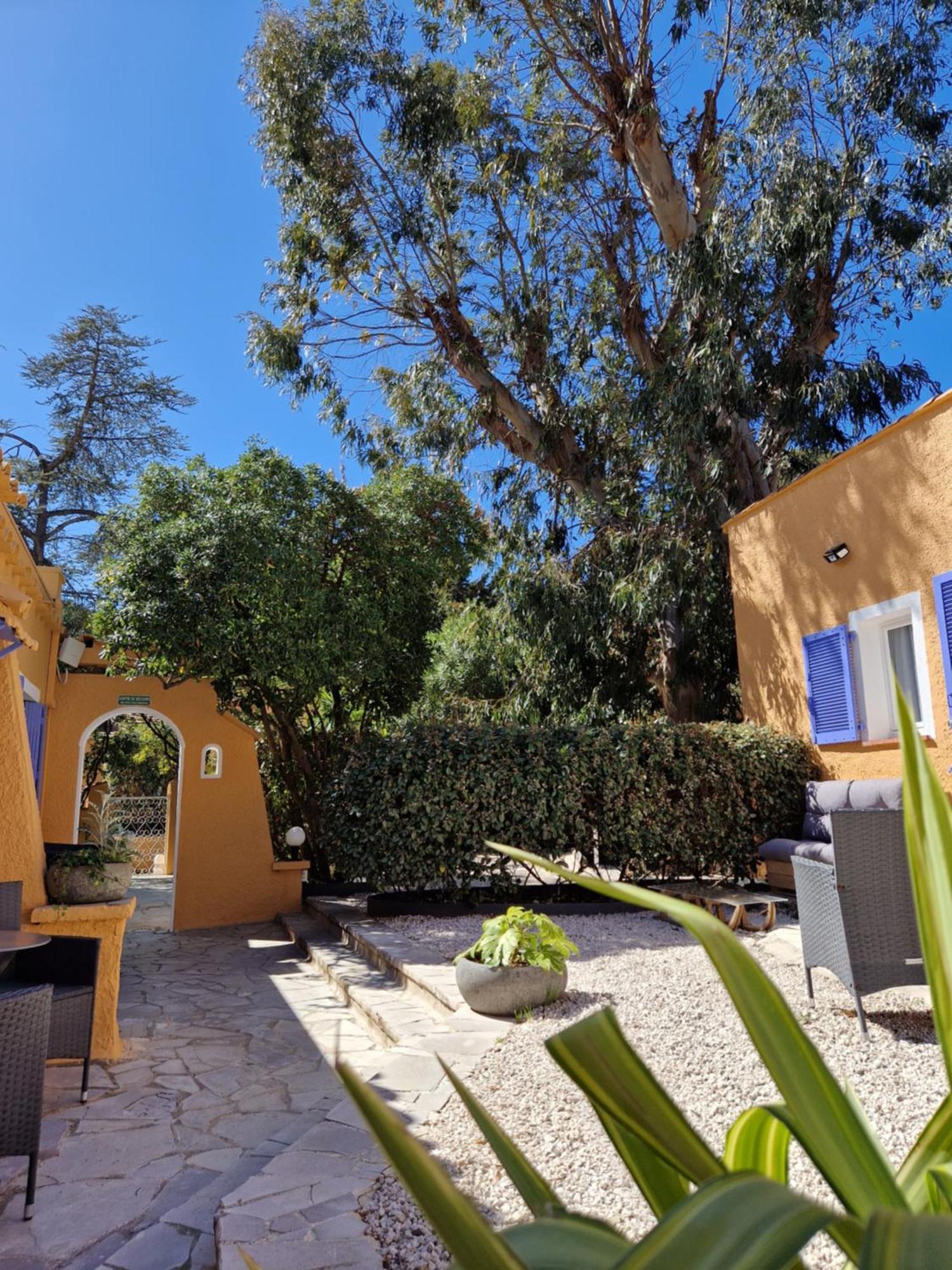 Le Cosy Hotel Saint Aygulf Exterior photo